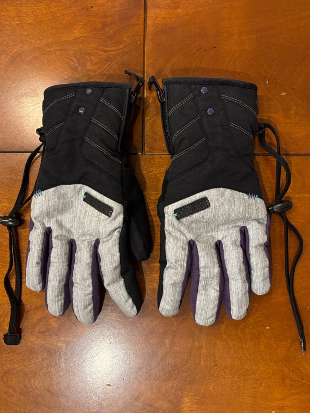 Dakine Black, Gray & Purple Snowboard Gloves. Small